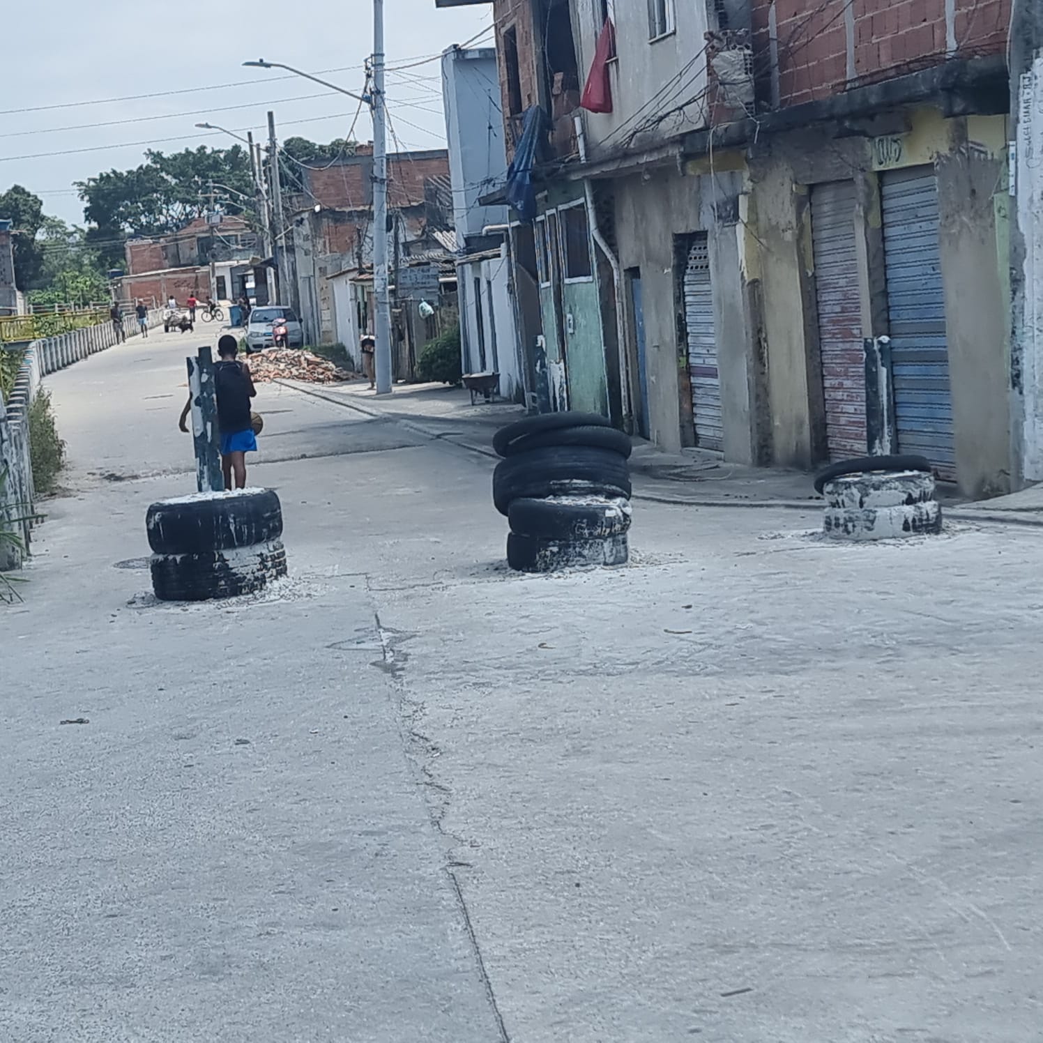 Policiais Militares retiraram 20 toneladas de barricadas na Comunidade Furquim Mendes na Zona Norte do Rio